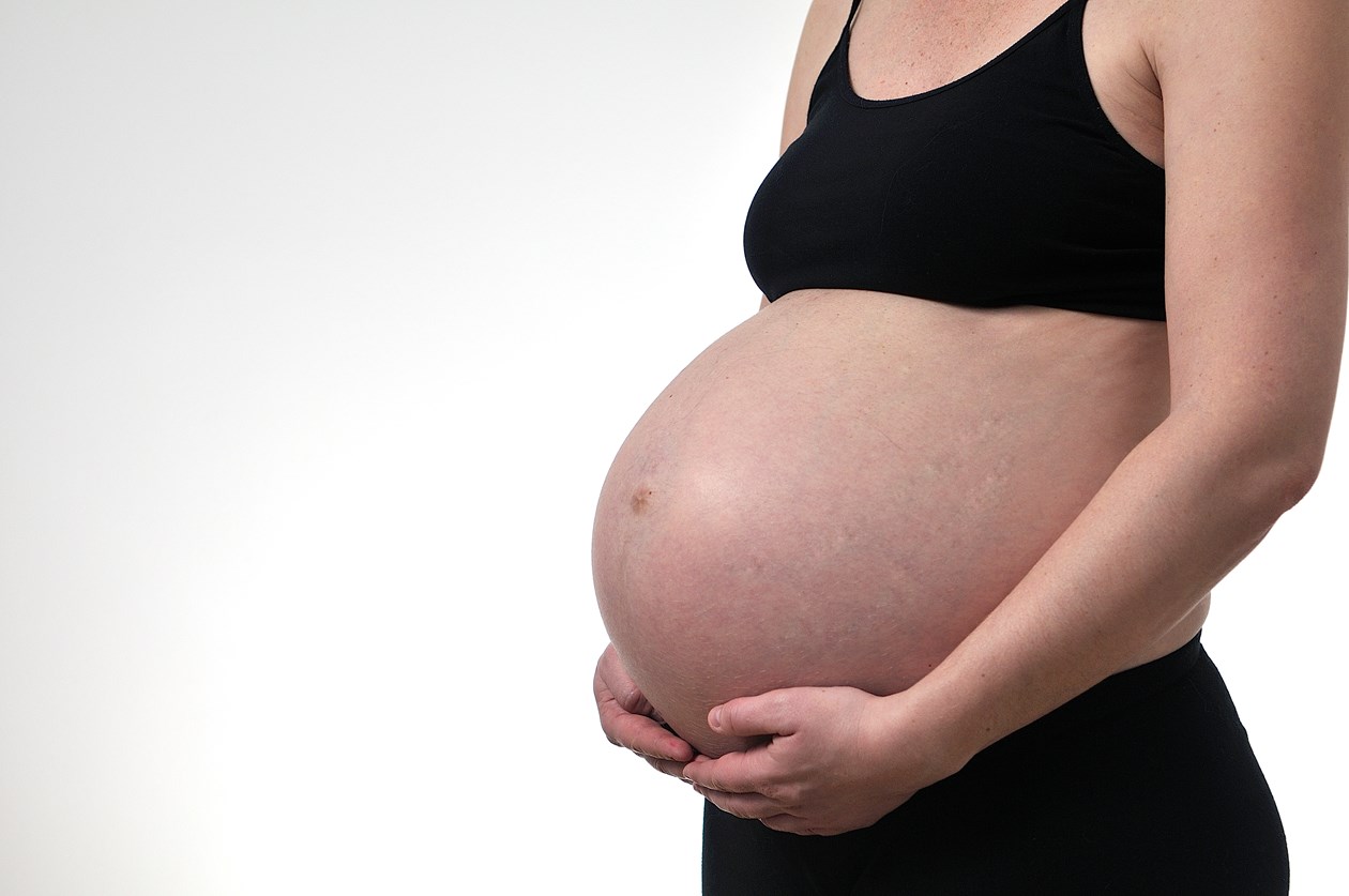 Gravid der viser sin mave