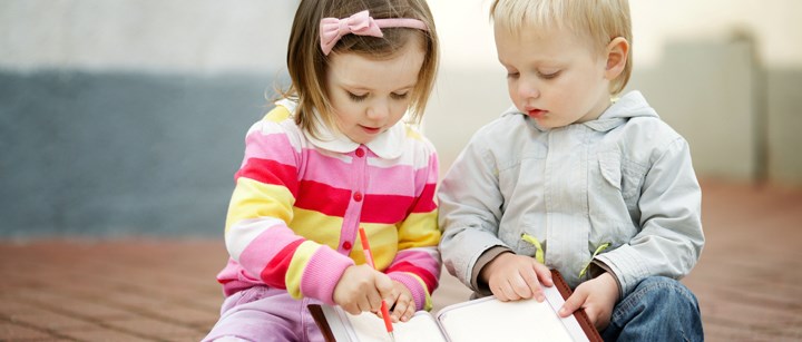 Små børn der læser i samme bog